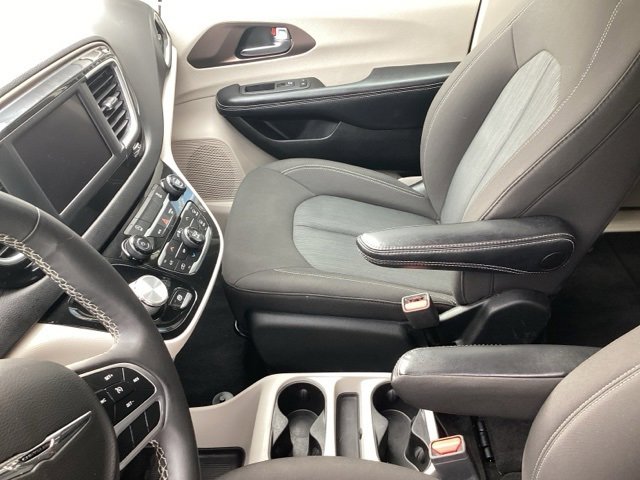 Used 2022 Chrysler Voyager LX image 12