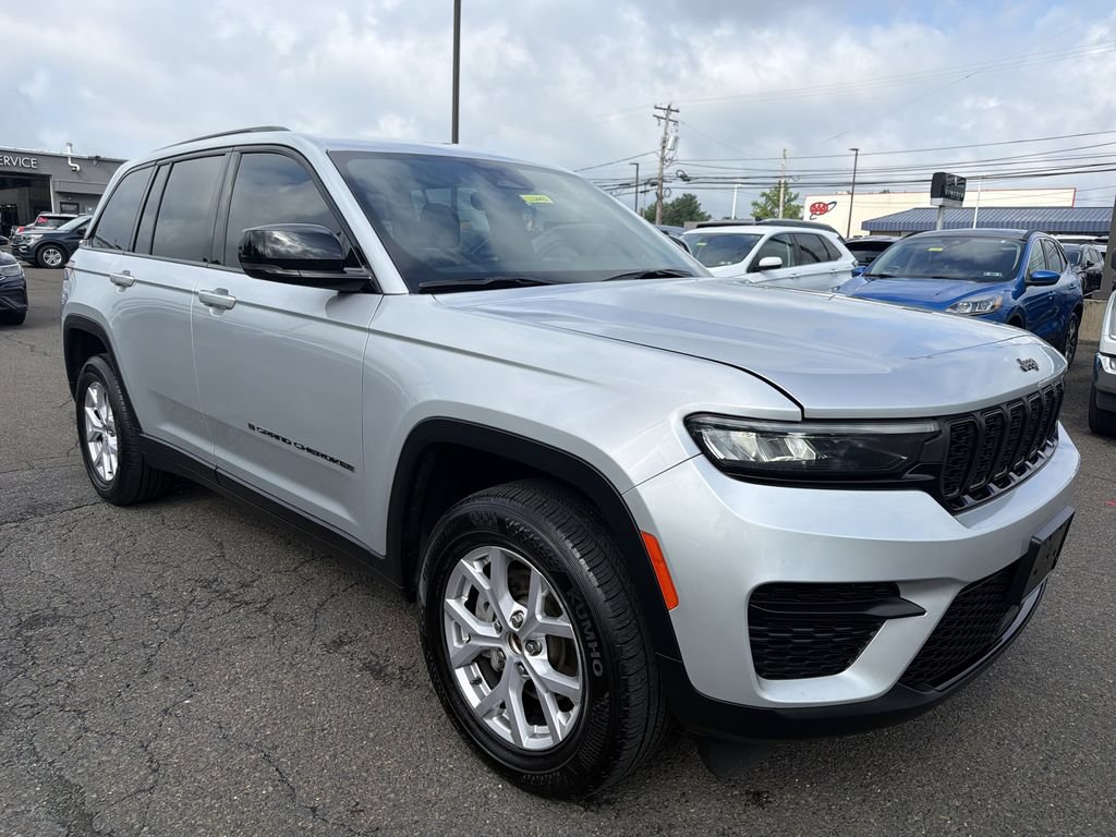 Used 2023 Jeep Grand Cherokee Altitude AWD/4WD image 7