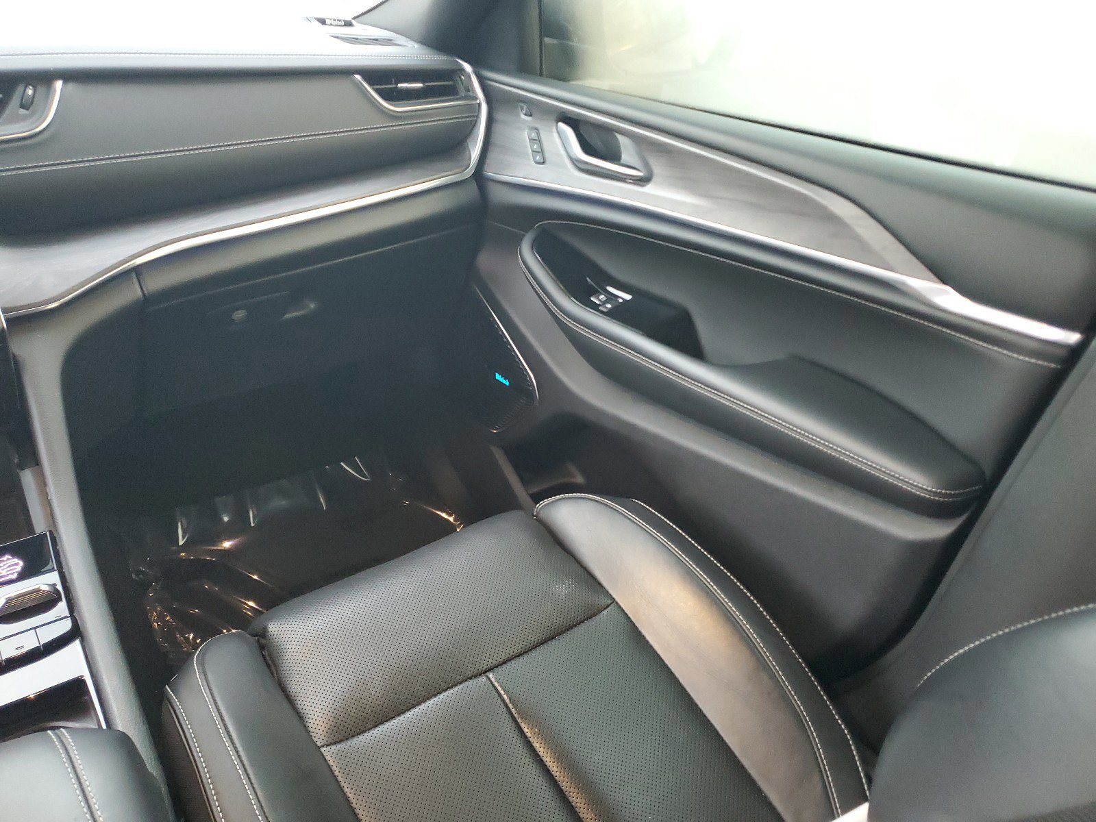 Used 2024 Jeep Grand Cherokee Overland w/ Advanced Protech Group III image 12