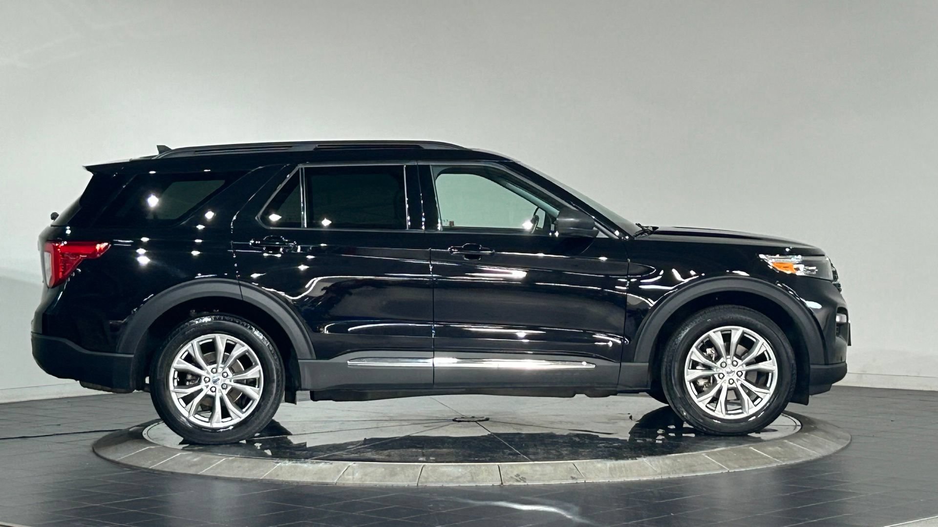 Used 2023 Ford Explorer XLT w/ Equipment Group 202A AWD/4WD image 11