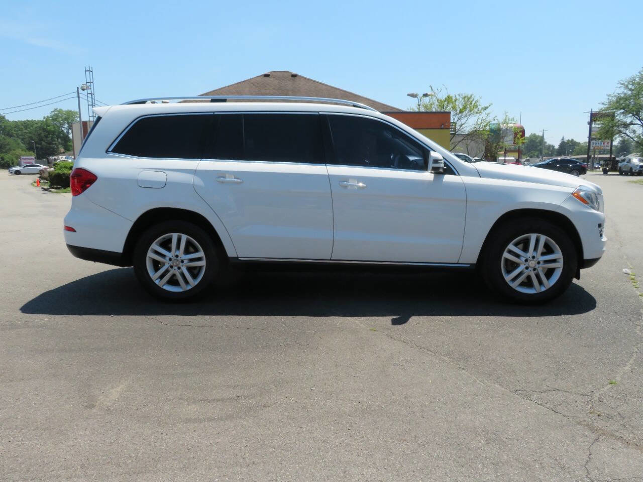Used 2015 Mercedes-Benz GL 450 4MATIC w/ Lane Tracking Package image 4