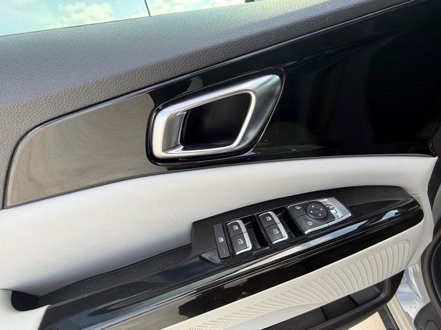 Used 2022 Kia Carnival EX FWD image 11