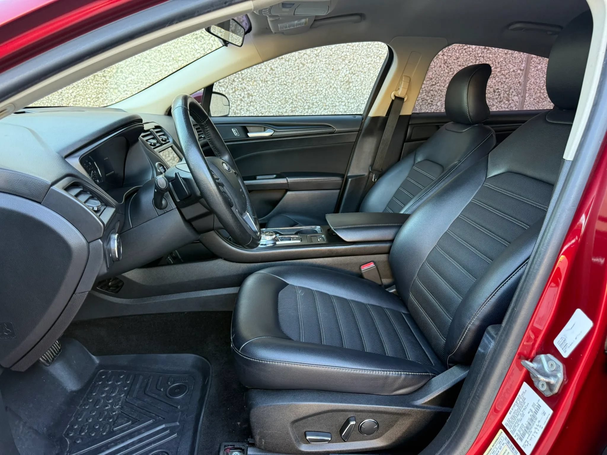 Used 2018 Ford Fusion SE w/ Equipment Group 201A FWD image 9