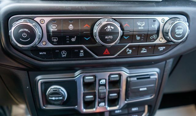Used 2021 Jeep Gladiator Overland w/ Uconnect 4C Nav & Sound Group AWD/4WD image 25