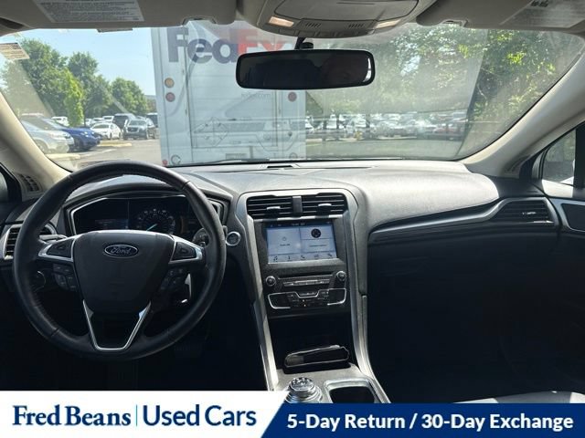 Used 2017 Ford Fusion SE w/ Fusion SE Technology Package FWD image 17