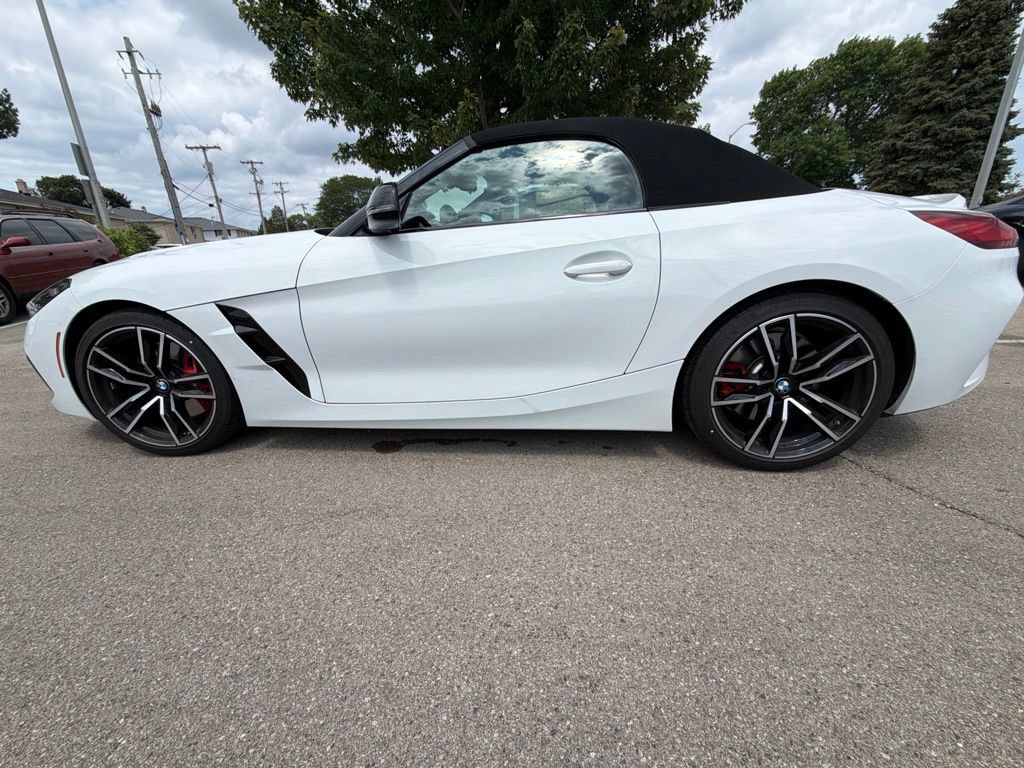 Used 2025 BMW Z4 M40i w/ Edition RWD image 2