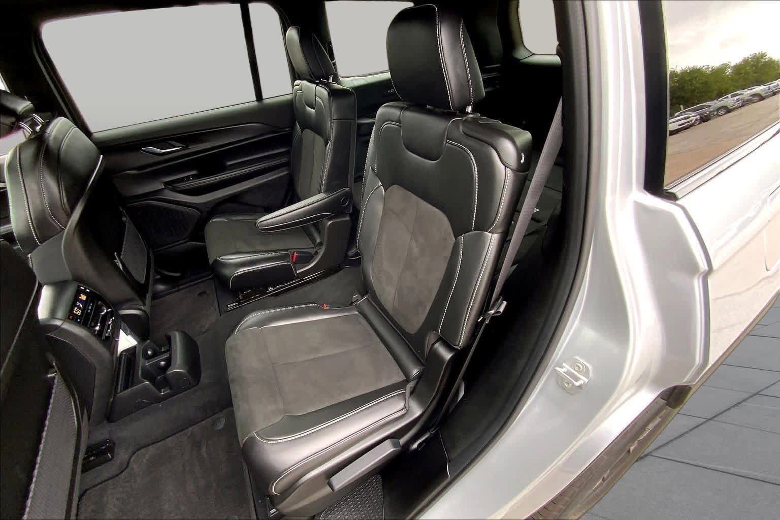 Used 2025 Jeep Grand Cherokee L Altitude AWD/4WD image 19