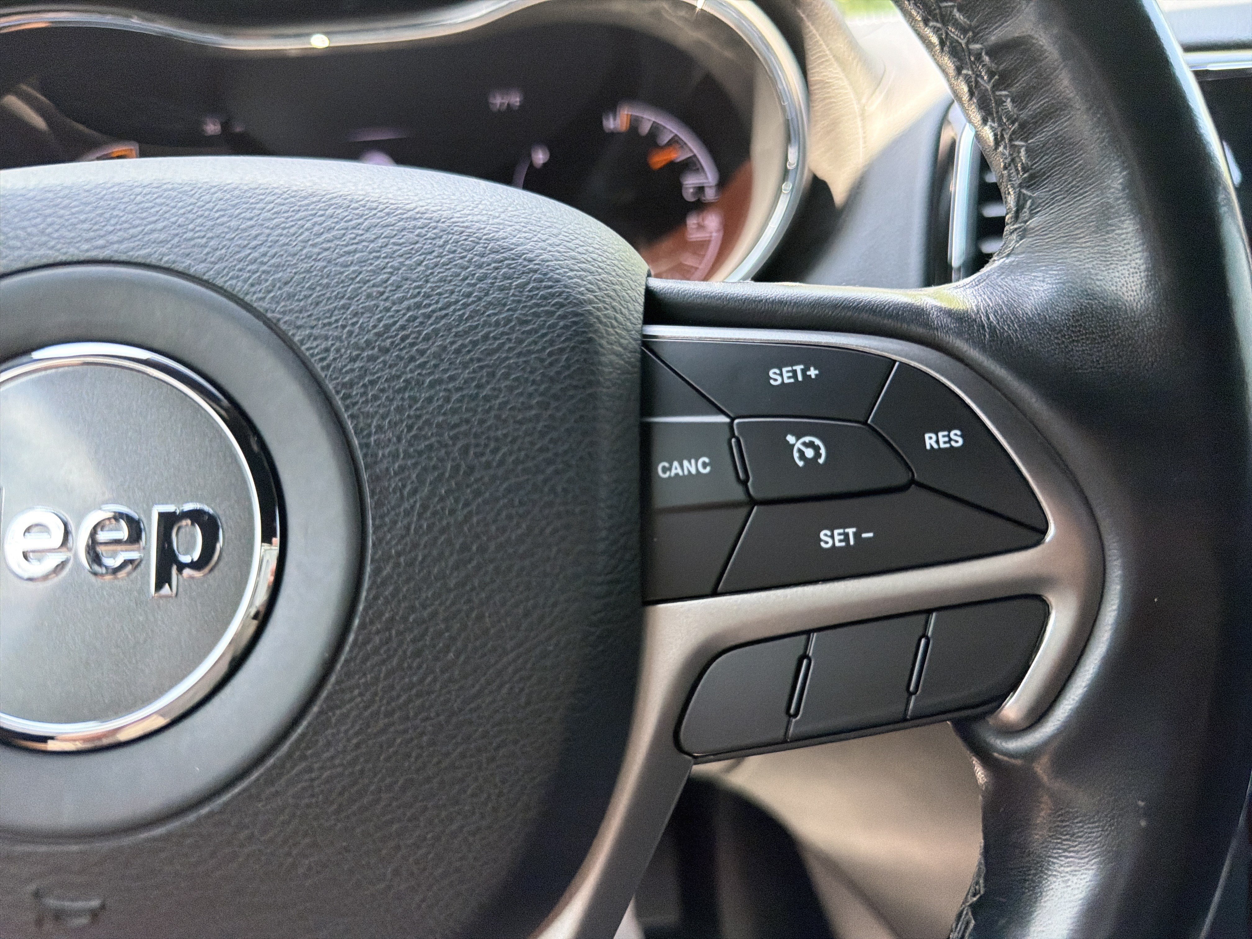 Certified 2020 Jeep Grand Cherokee Overland AWD/4WD image 29