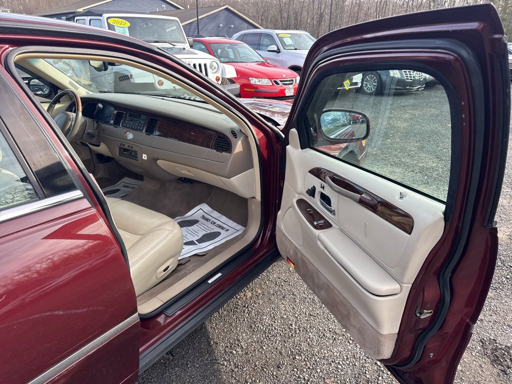 Used 2000 Lincoln Town Car Cartier image 32