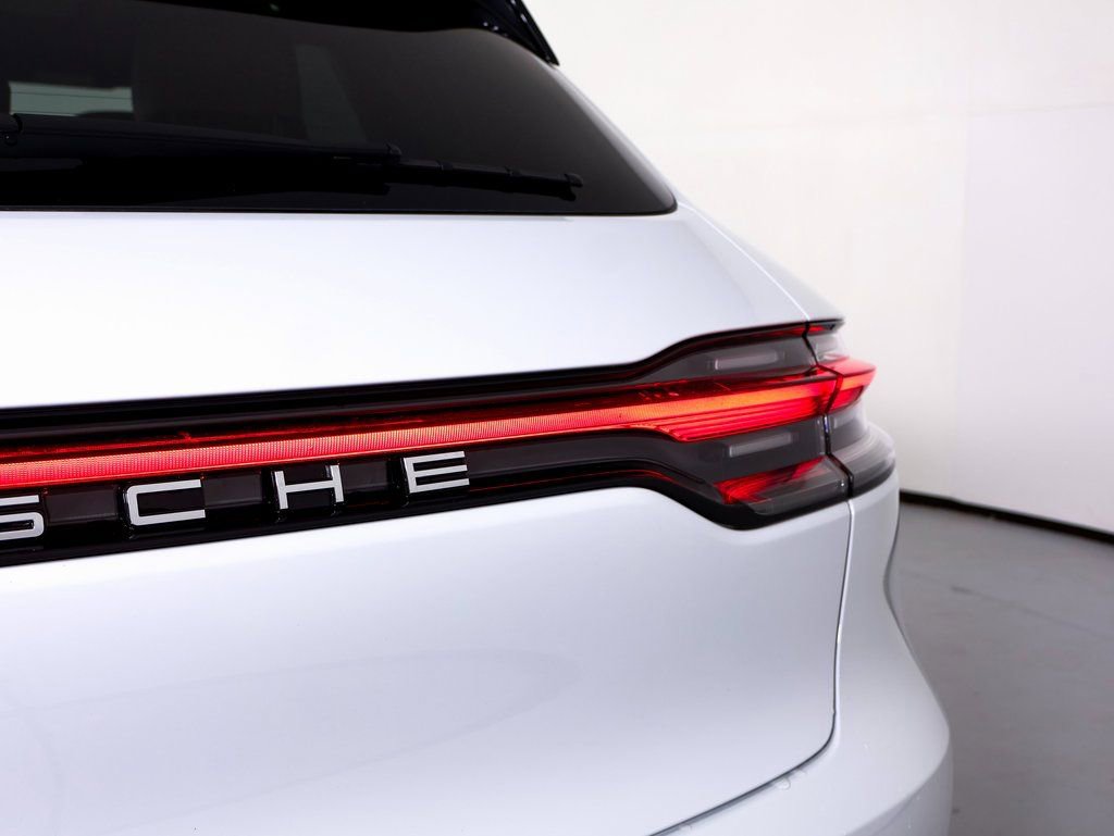 Certified 2025 Porsche Macan AWD/4WD image 12