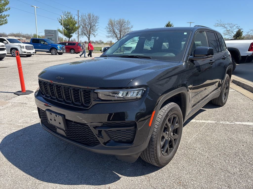 Used 2025 Jeep Grand Cherokee Altitude image 8