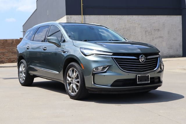Used 2022 Buick Enclave Essence w/ Experience Buick Package FWD image 2
