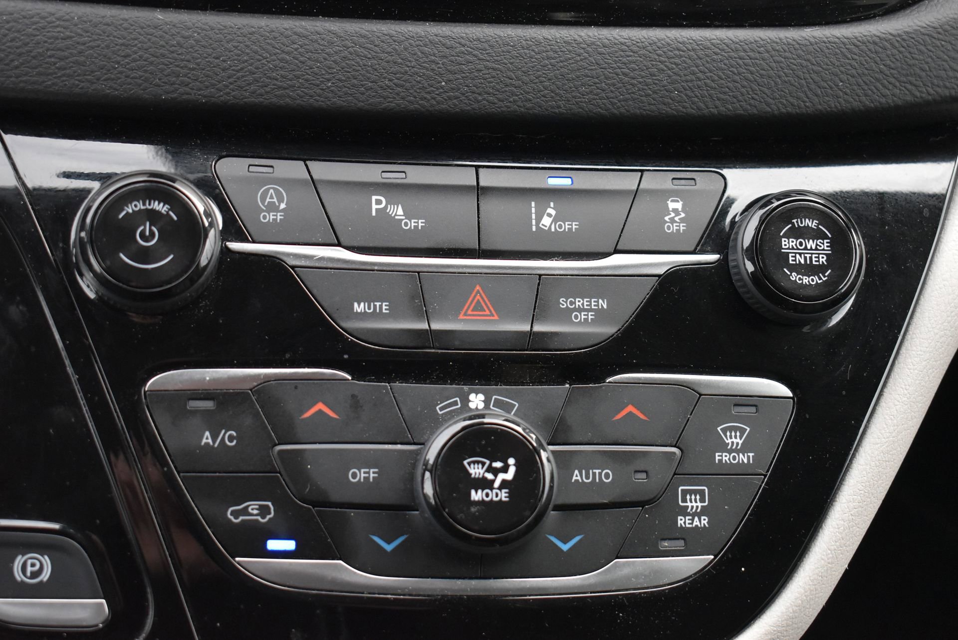 Used 2024 Chrysler Pacifica Touring-L image 28