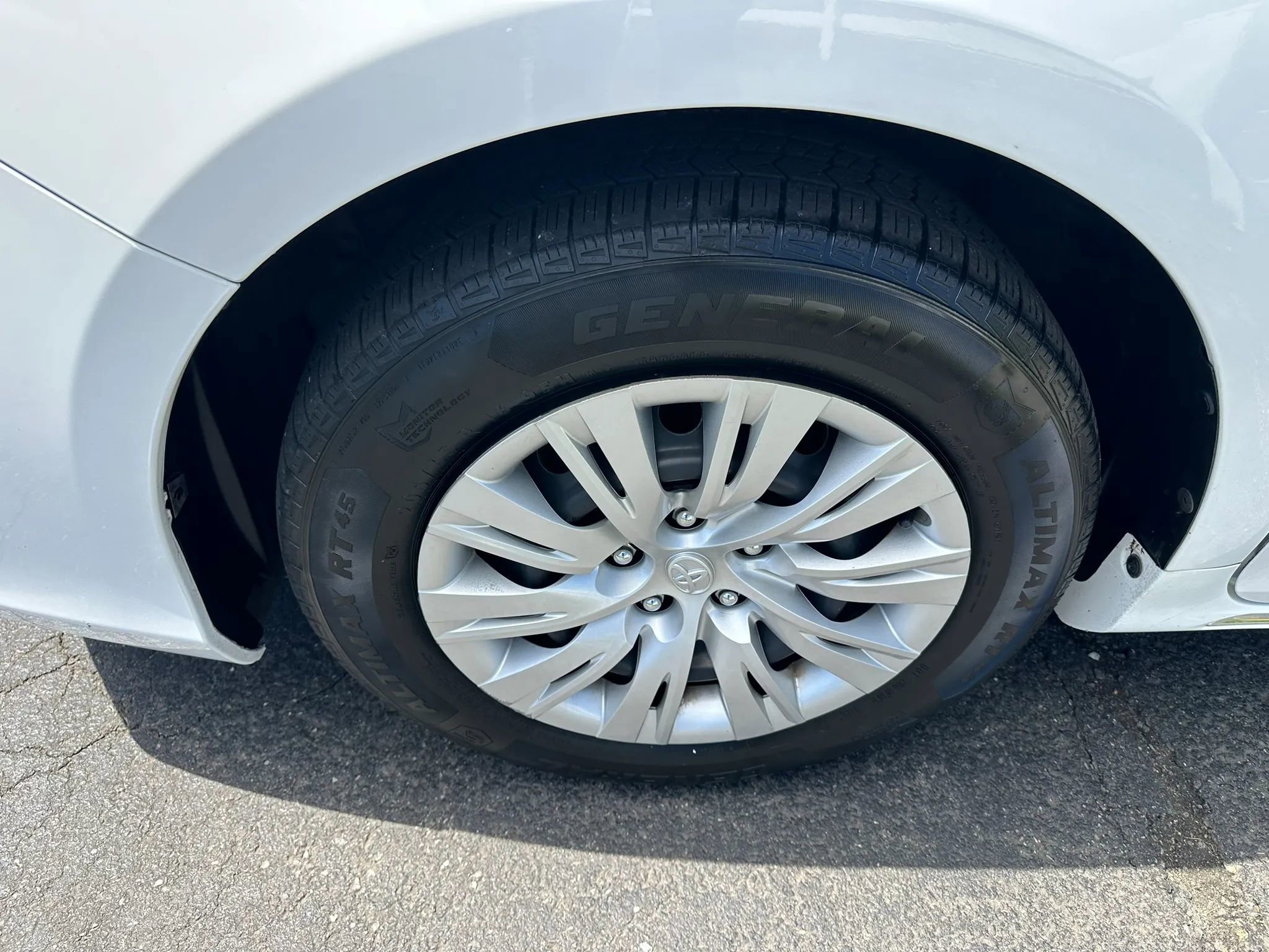 Used 2013 Toyota Camry LE FWD image 9