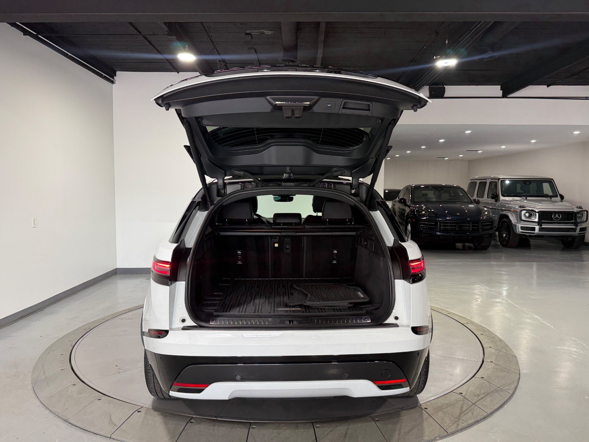 Used 2024 Land Rover Range Rover Velar Dynamic SE AWD/4WD image 16