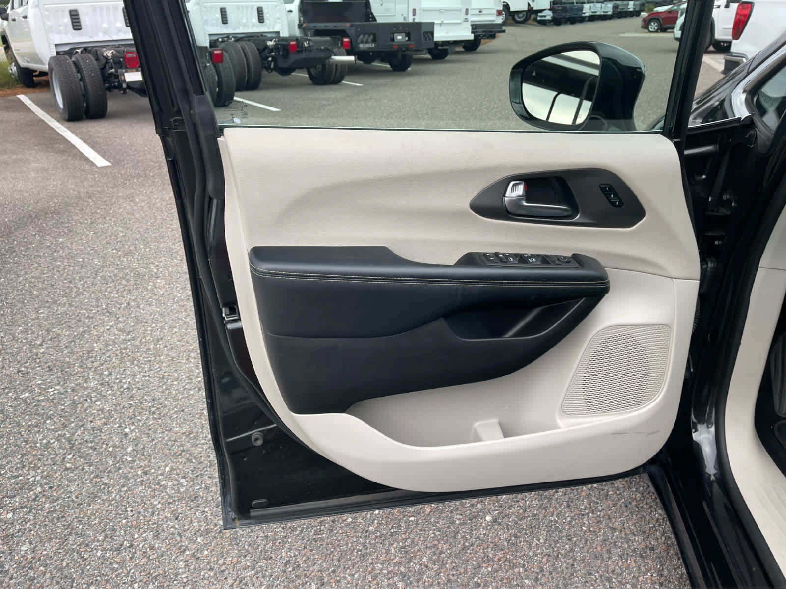 Used 2022 Chrysler Pacifica Touring-L FWD image 10