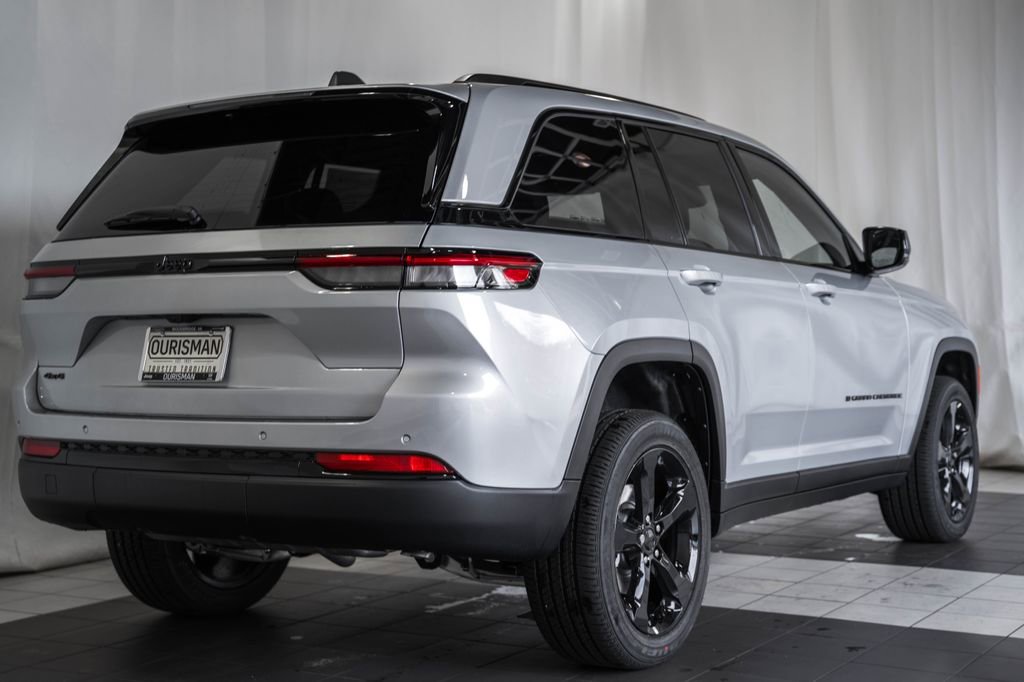 New 2025 Jeep Grand Cherokee Altitude image 4