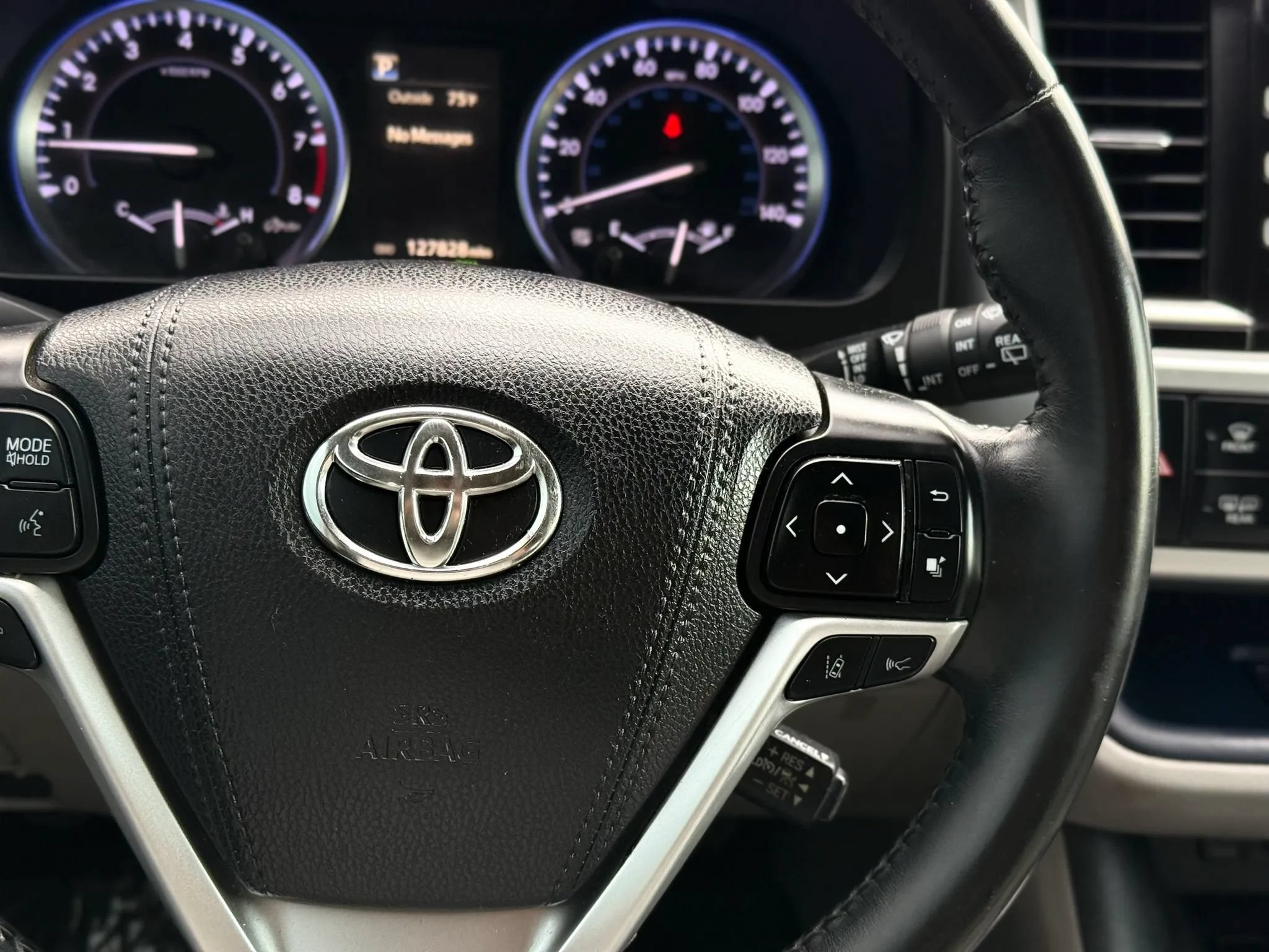 Used 2018 Toyota Highlander Limited w/ Carpet Mat Package (TMS) AWD/4WD image 32