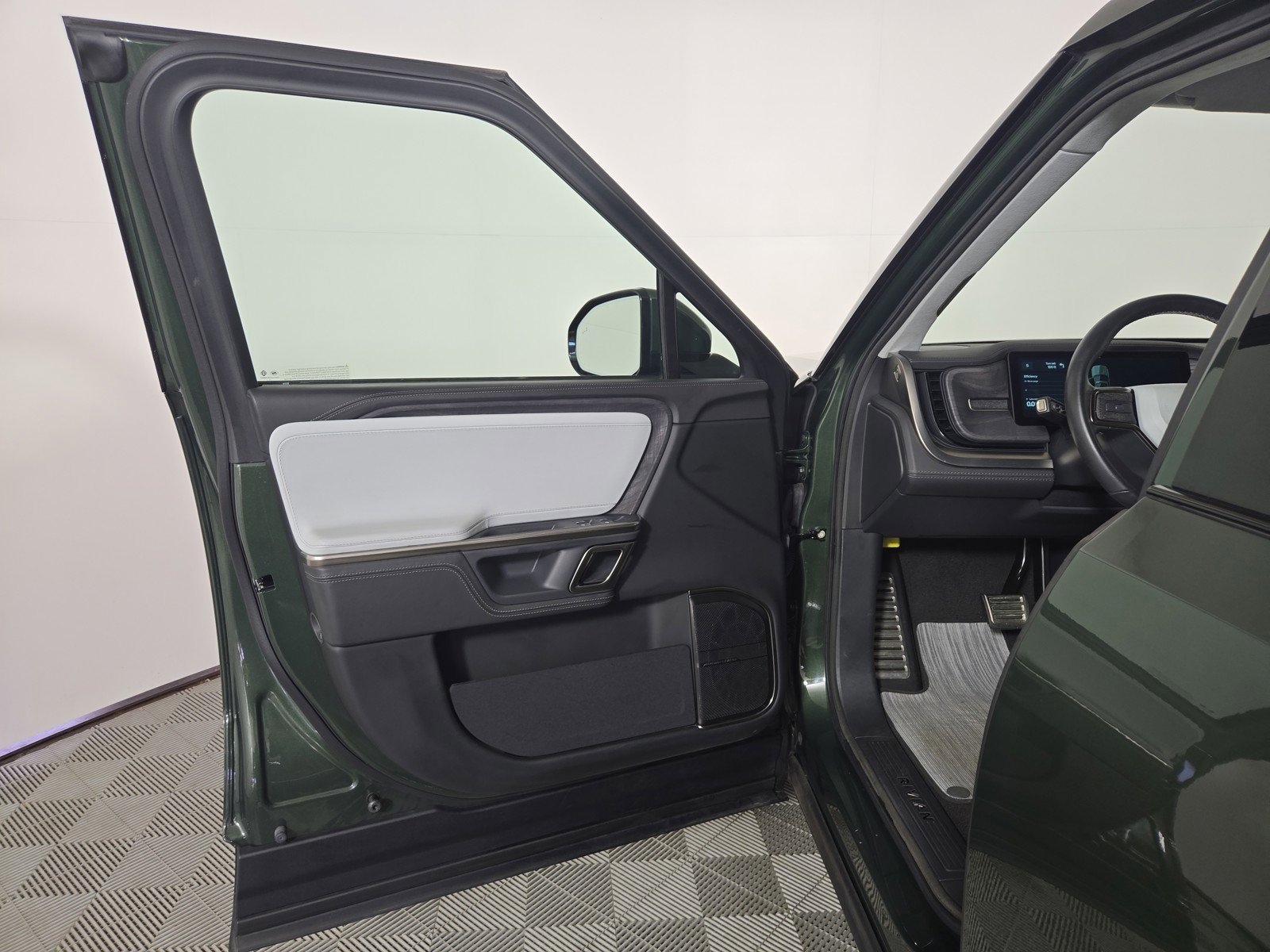 Used 2023 Rivian R1T Adventure image 16