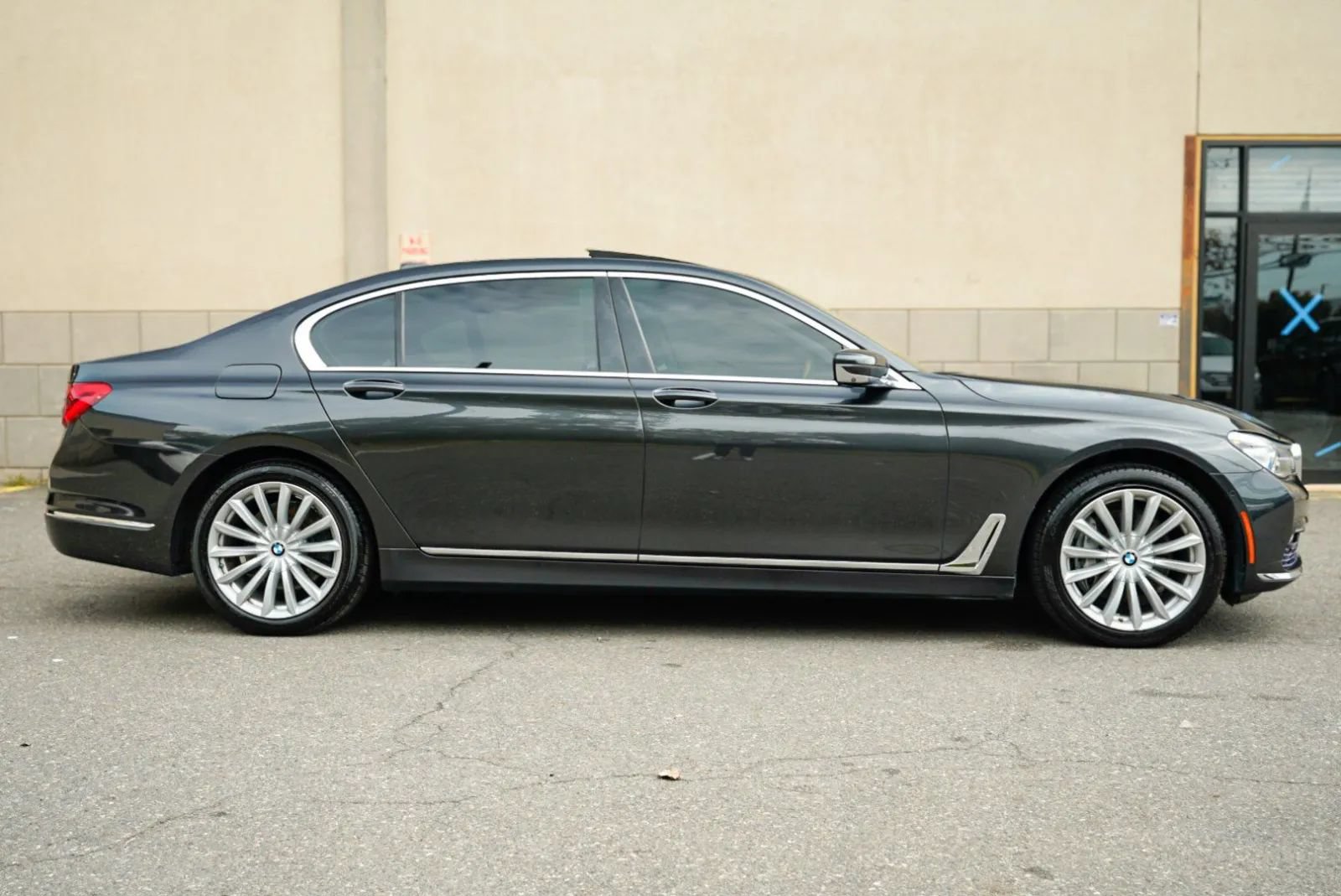 Used 2017 BMW 740i xDrive AWD/4WD image 4