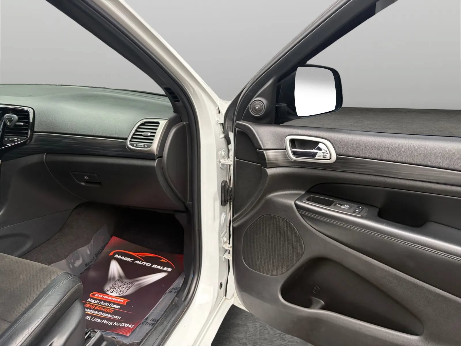 Used 2019 Jeep Grand Cherokee Altitude AWD/4WD image 19