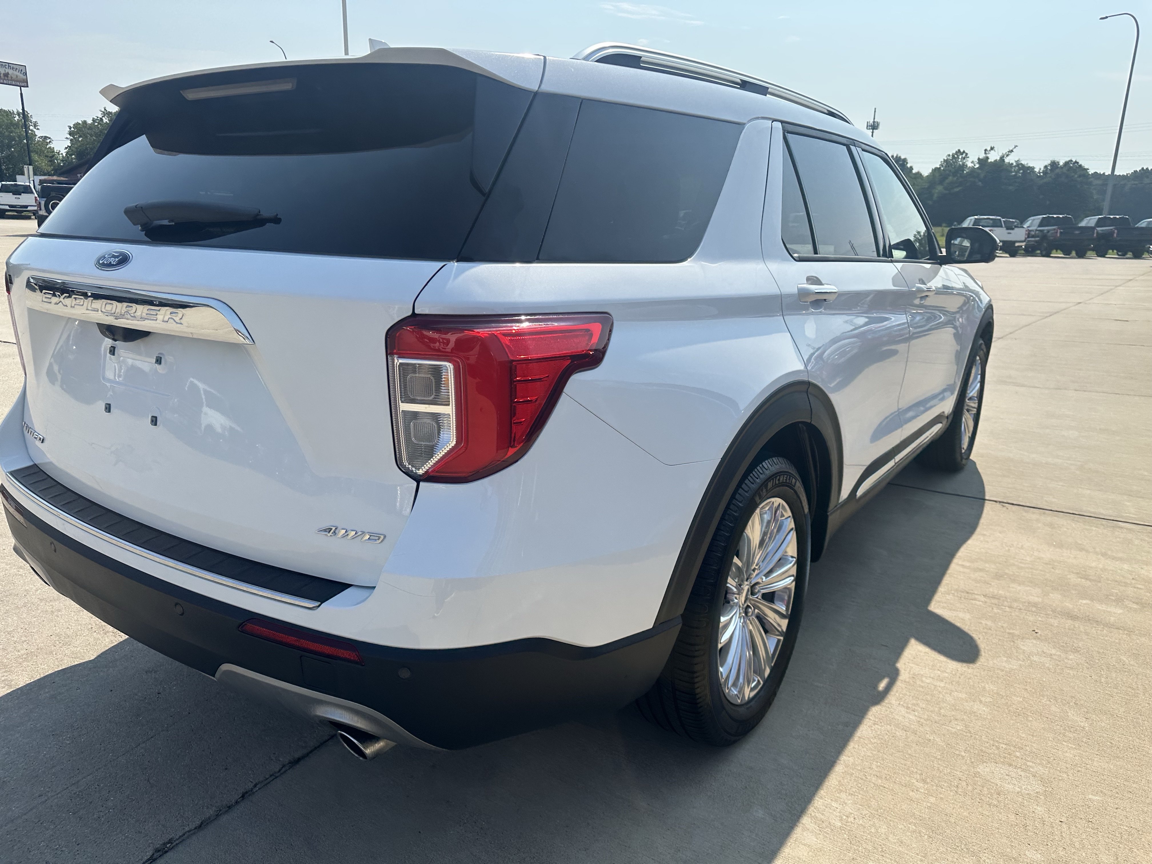 Used 2021 Ford Explorer Limited w/ Equipment Group 301A AWD/4WD image 13