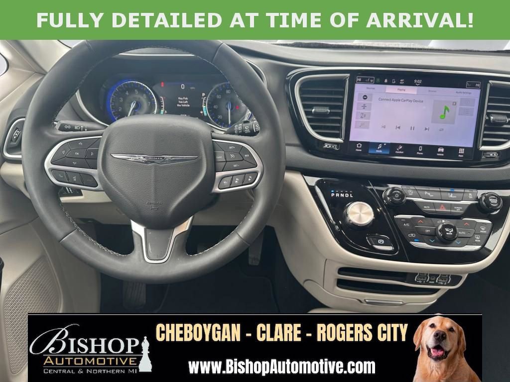 Used 2024 Chrysler Pacifica Touring-L FWD image 6