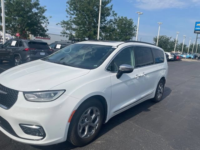 Used 2023 Chrysler Pacifica Limited FWD image 5