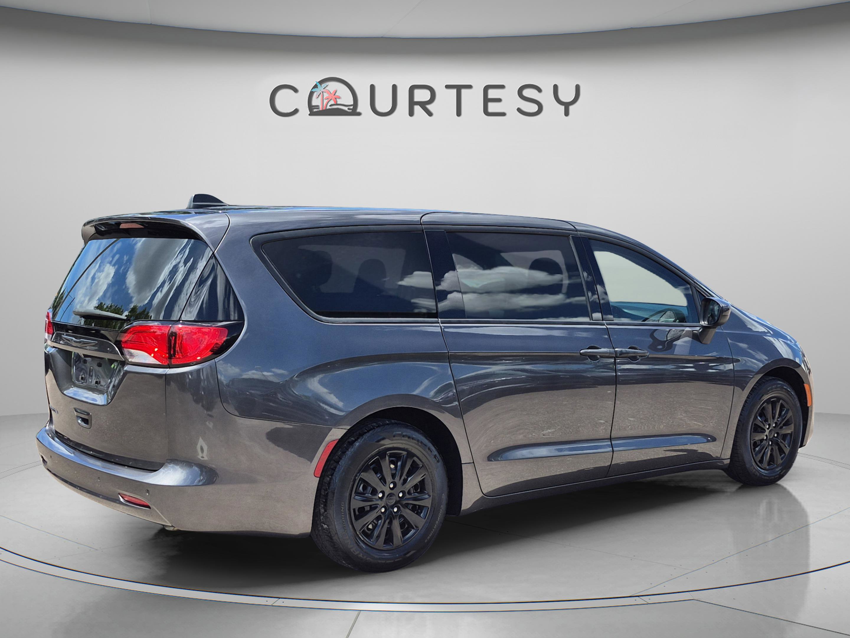 Used 2018 Chrysler Pacifica L image 5
