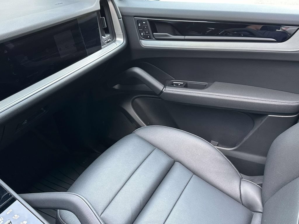 Certified 2026 Porsche Cayenne AWD/4WD image 28