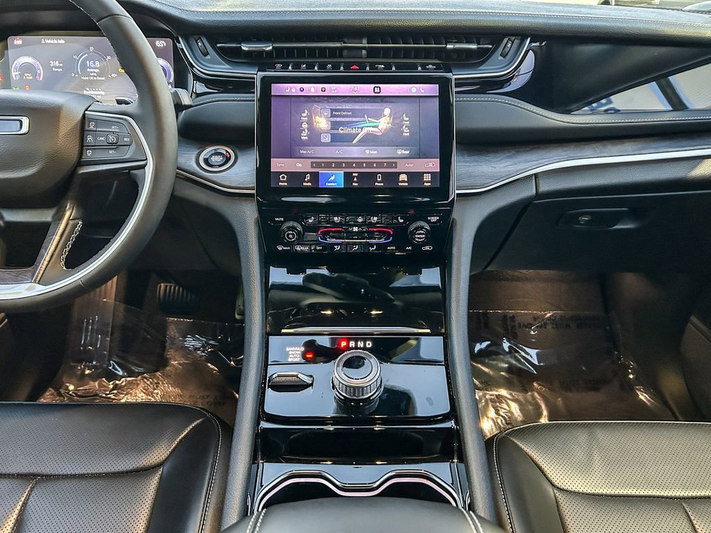 Used 2023 Jeep Grand Cherokee Limited w/ Luxury Tech Group II AWD/4WD image 17