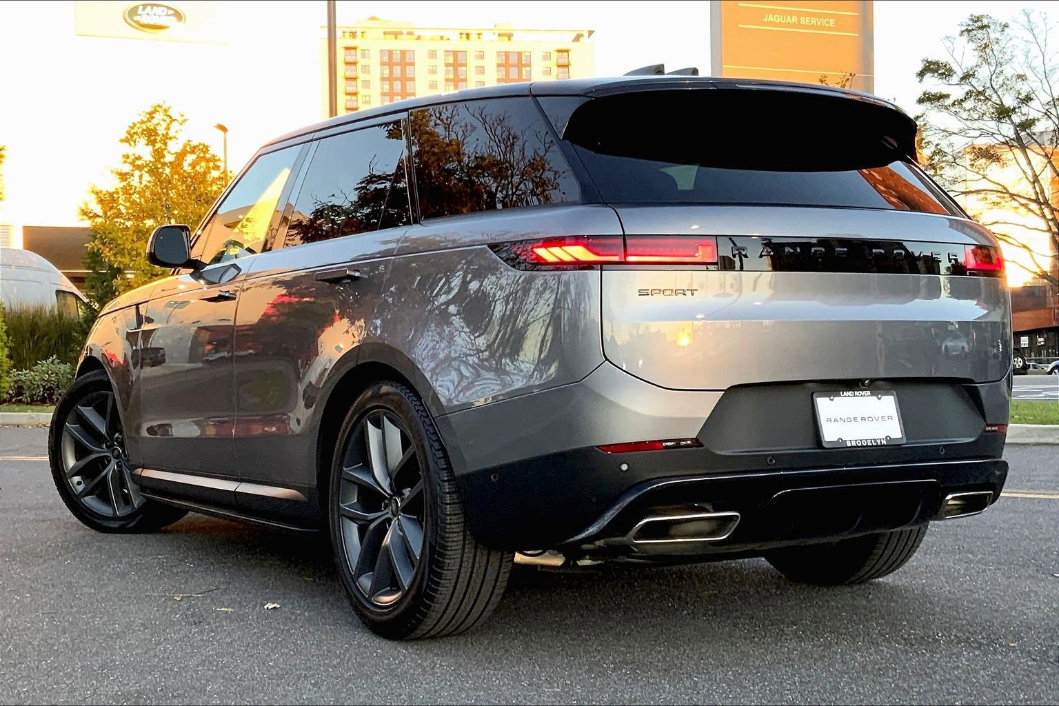 Used 2024 Land Rover Range Rover Sport SE image 11