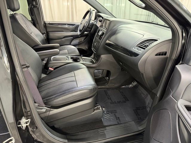 Used 2015 Chrysler Town & Country S w/ Driver Convenience Group FWD image 7