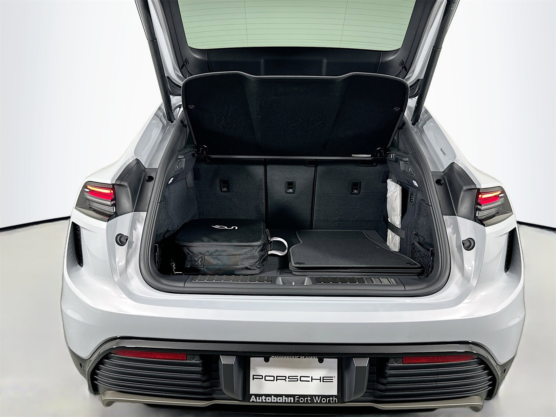 Certified 2025 Porsche Macan Turbo Electric image 39