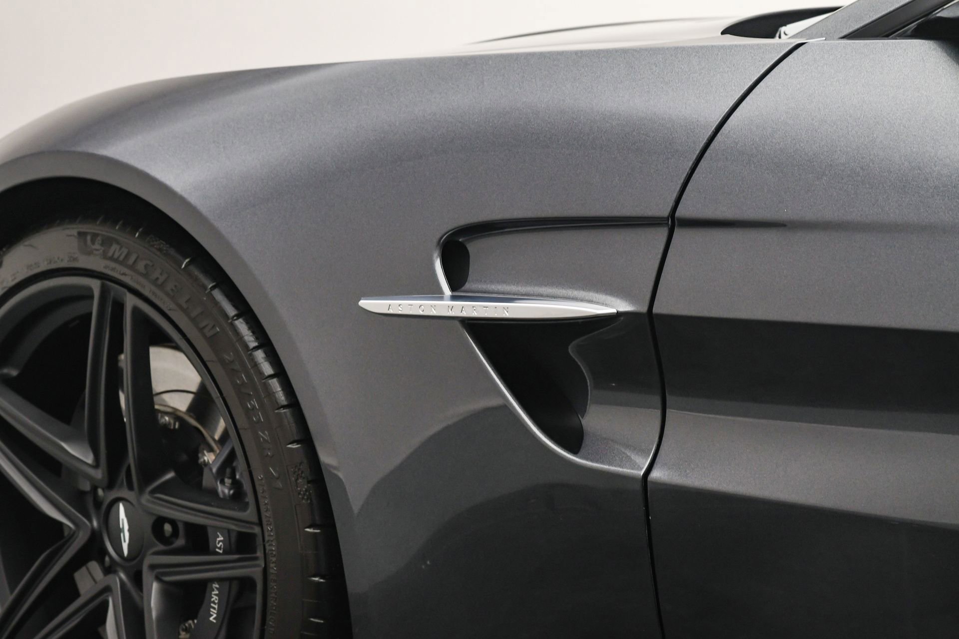 Used 2025 Aston Martin V8 Vantage Coupe image 33