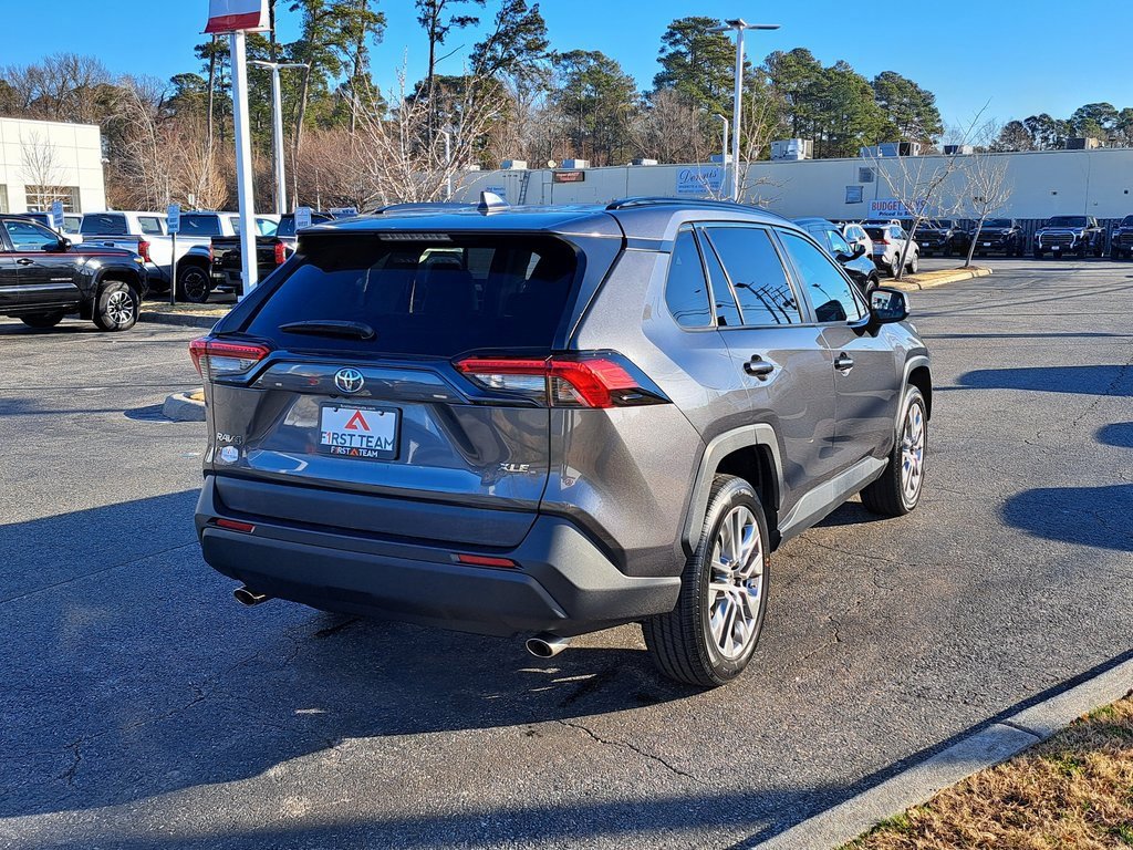 Used 2022 Toyota RAV4 XLE Premium image 8