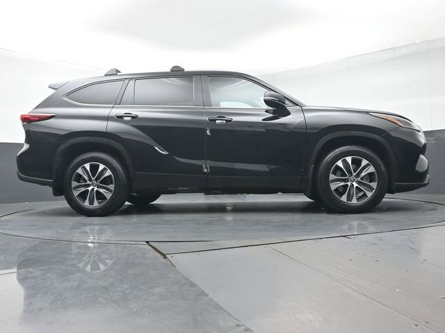 Certified 2023 Toyota Highlander XLE image 40