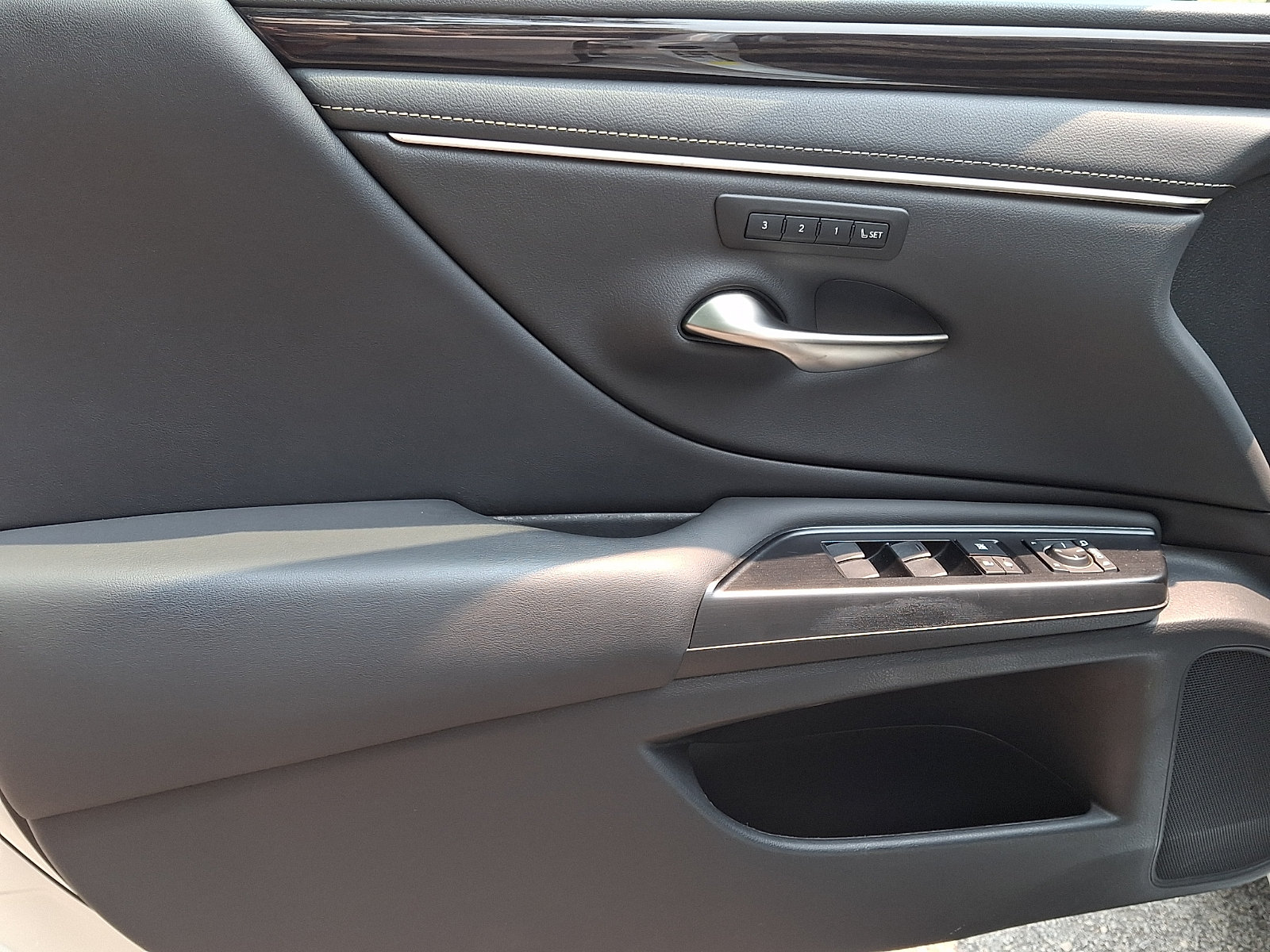 Certified 2020 Lexus ES 300h w/ Premium Package FWD image 13