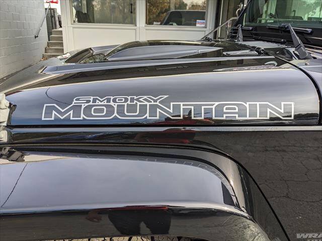 Used 2017 Jeep Wrangler Unlimited Sahara AWD/4WD image 8