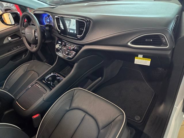 New 2027 Chrysler Pacifica Limited w/ S Appearance Package FWD image 19