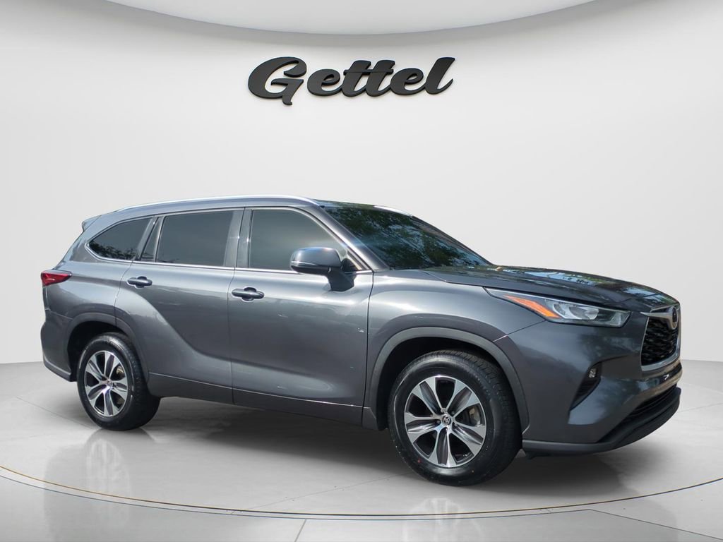 Used 2020 Toyota Highlander XLE FWD image 2