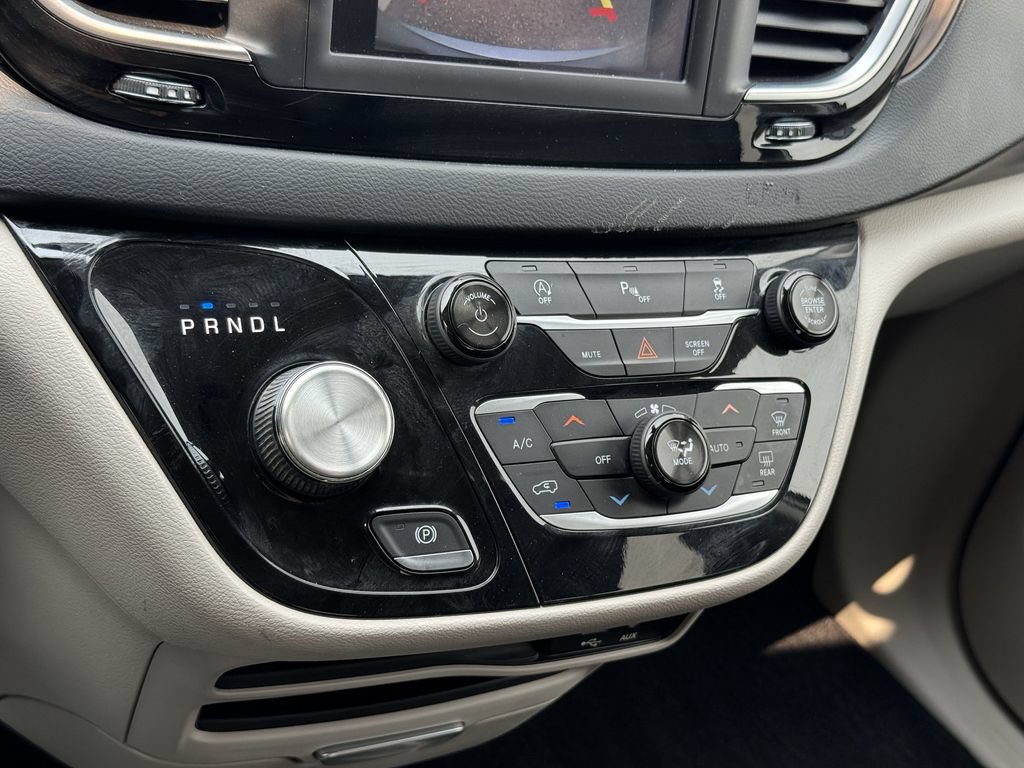 Used 2018 Chrysler Pacifica Touring-L FWD image 22