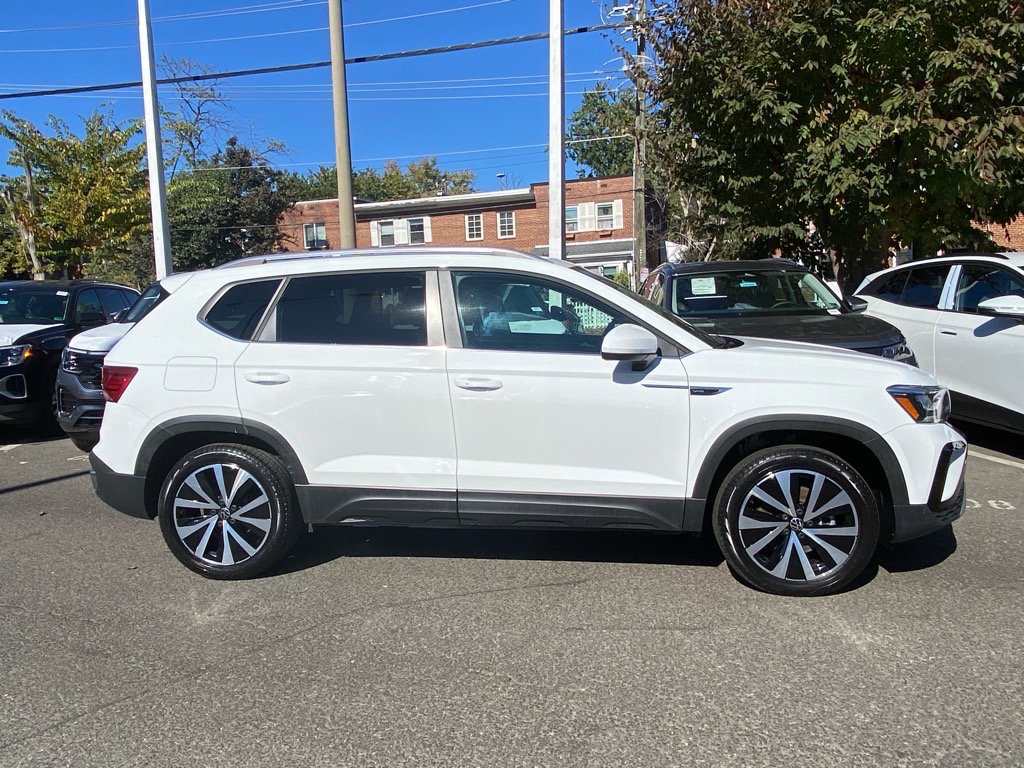 Used 2022 Volkswagen Taos SE w/ Panoramic Sunroof Package image 2