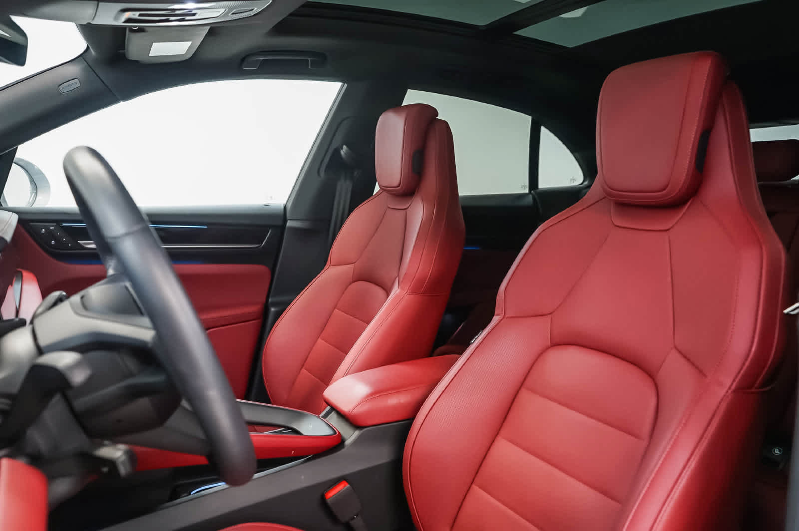 Certified 2025 Porsche Macan 4S Electric AWD/4WD image 5