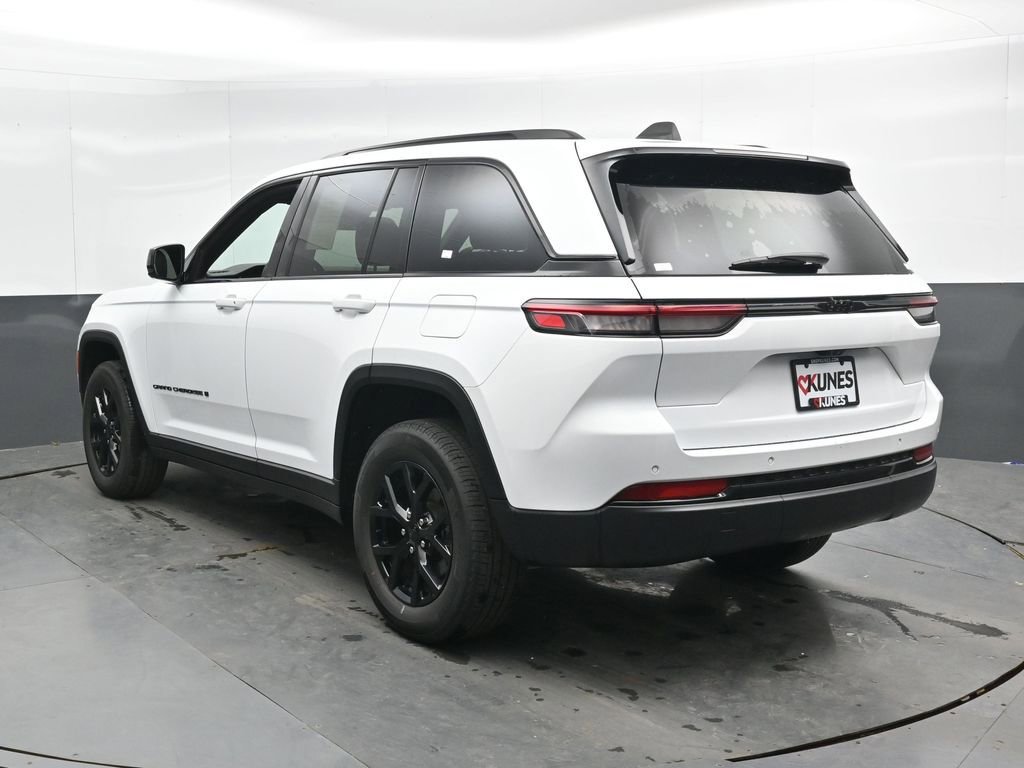 Used 2025 Jeep Grand Cherokee Altitude AWD/4WD image 10