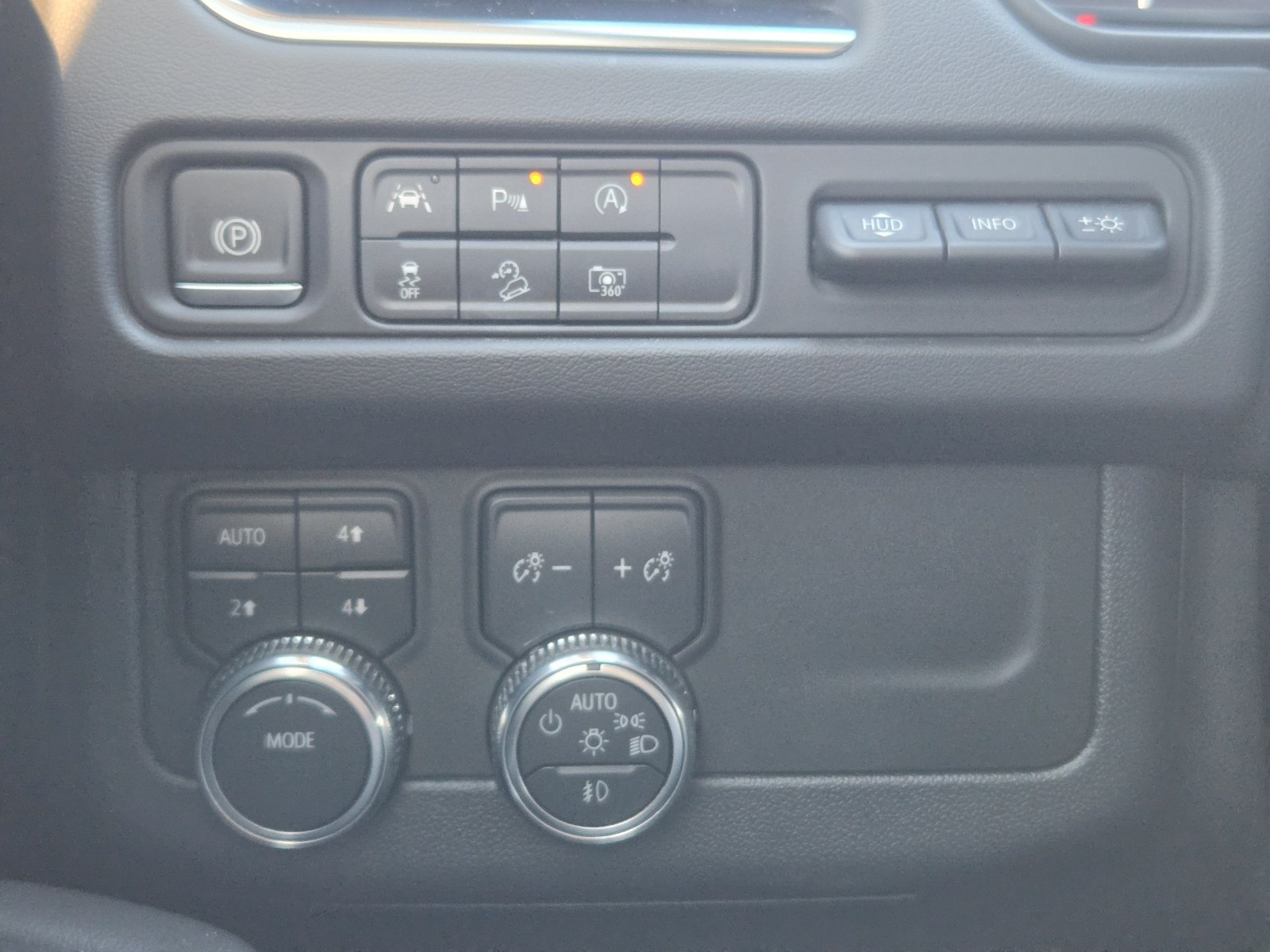 Used 2024 GMC Yukon AT4 AWD/4WD image 22