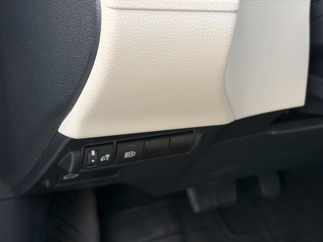 Used 2024 Toyota Corolla Cross XLE w/ Convenience Package FWD image 8