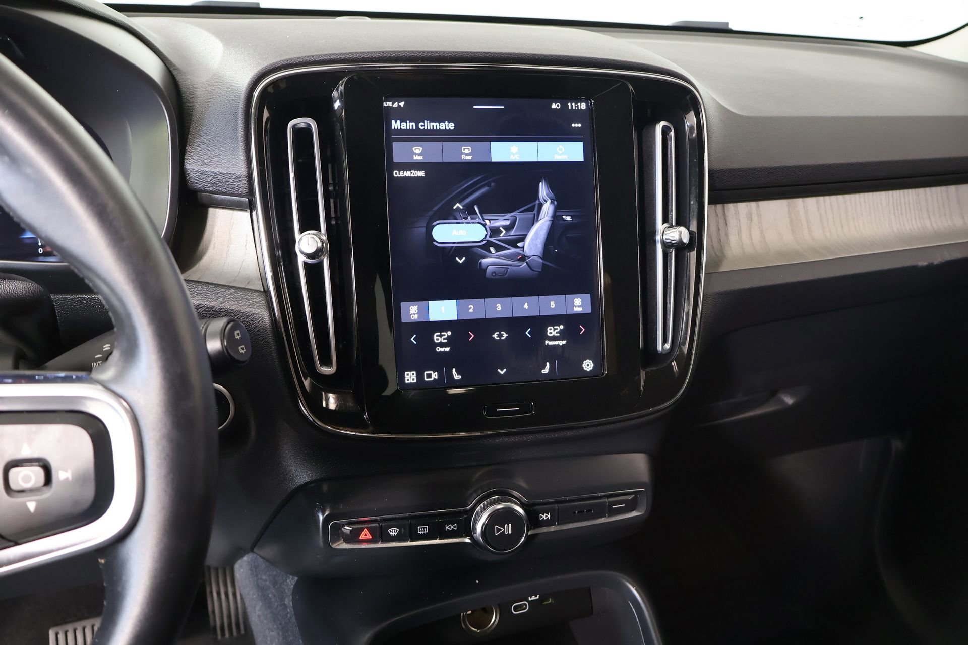 Used 2023 Volvo XC40 B5 Core image 5