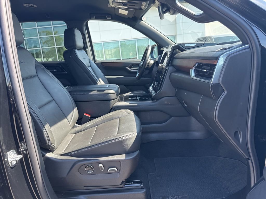 Used 2025 GMC Yukon XL Denali AWD/4WD image 16