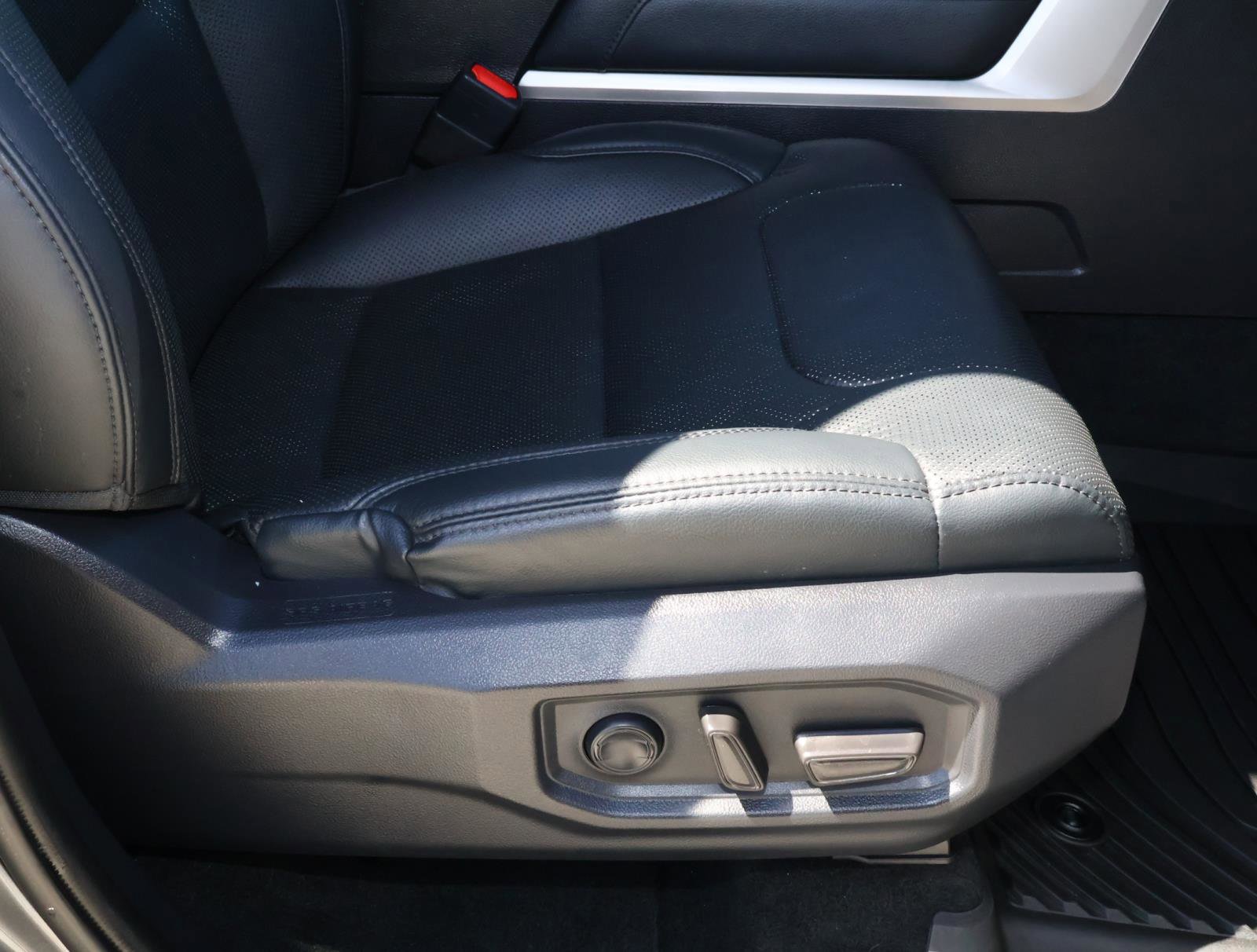 Used 2024 Toyota Tundra Limited AWD/4WD image 19